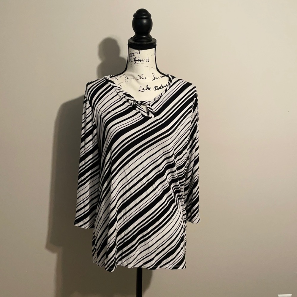 Croft & barrow black and white 3/4 inch sleeve shirt